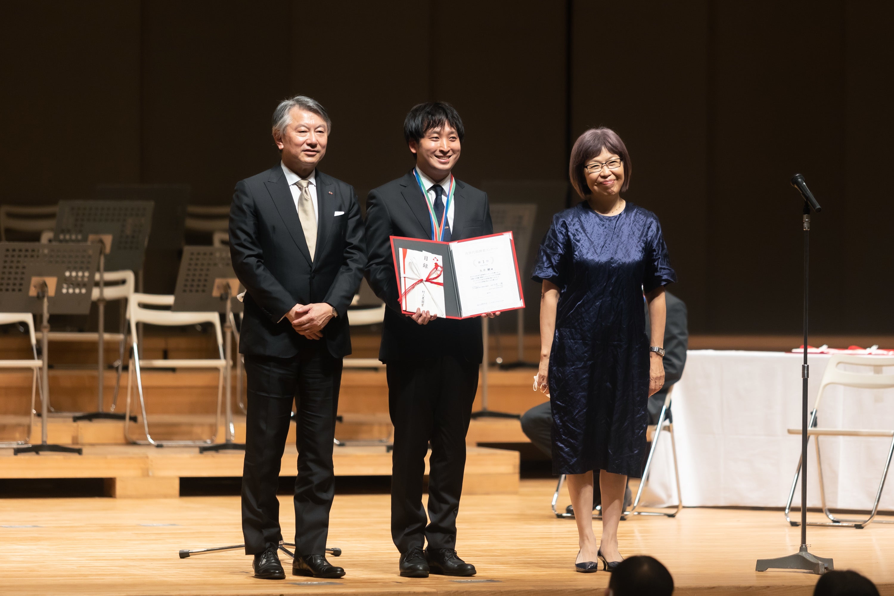 大井さんを囲む当社村上清貴と審査員四方恭子さん