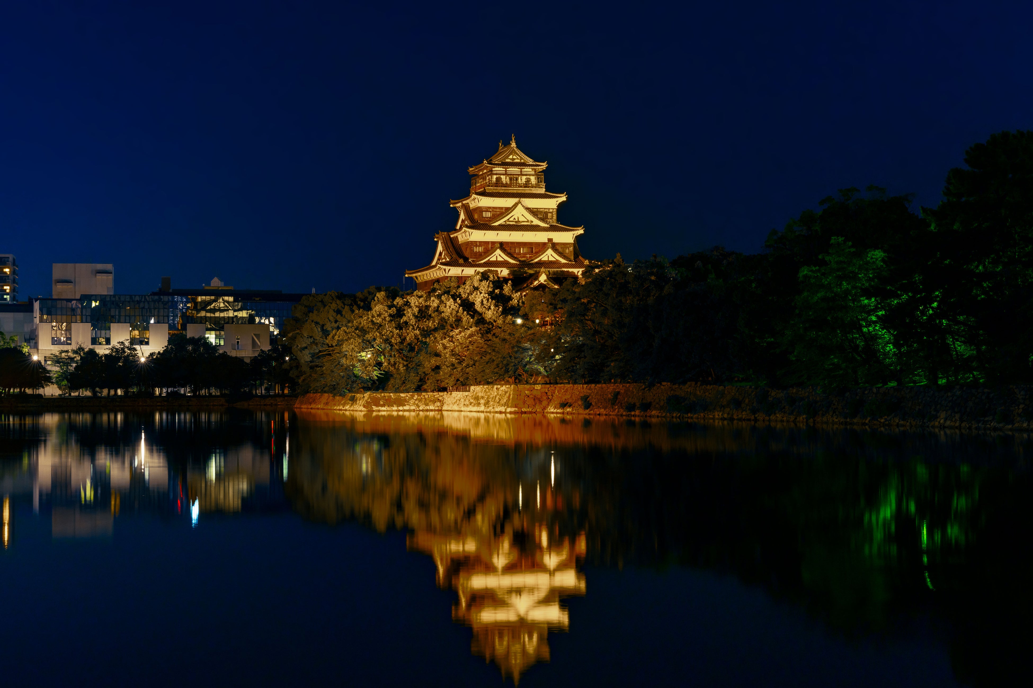 世界小児がん啓発キャンペーンで2021年9月9日〜15日、ゴールドにライトアップされた広島城