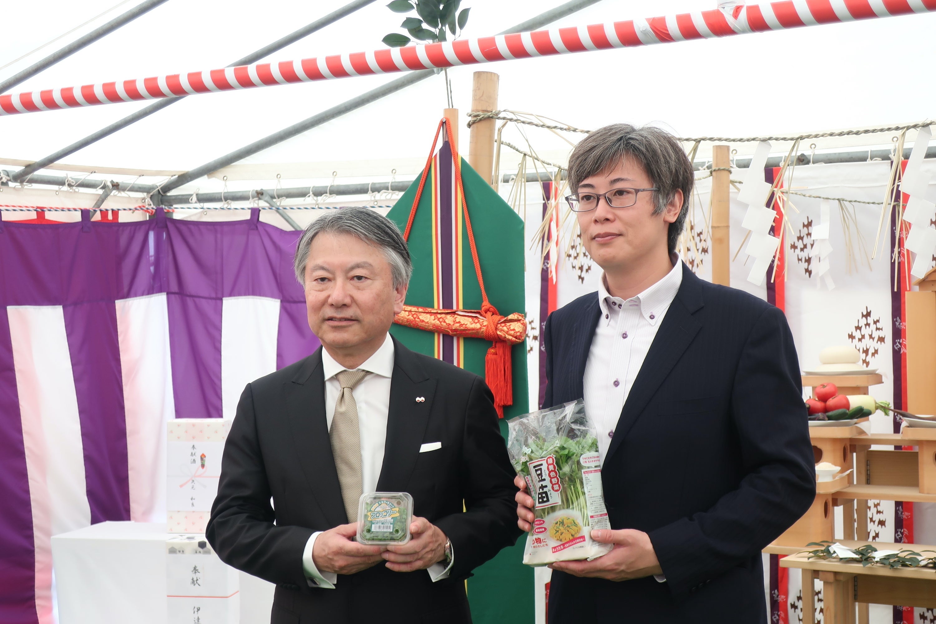 村上農園 代表取締役社長・村上（左）と伊達市長・堀井氏（右）