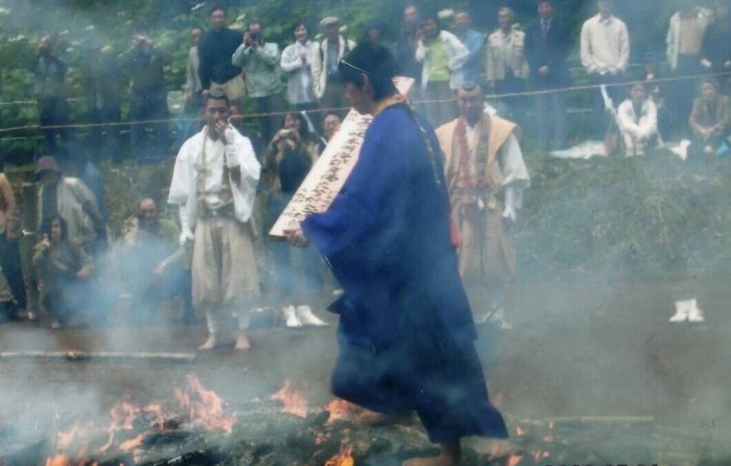 本明寺で以前開催した「火渡り修行」の様子