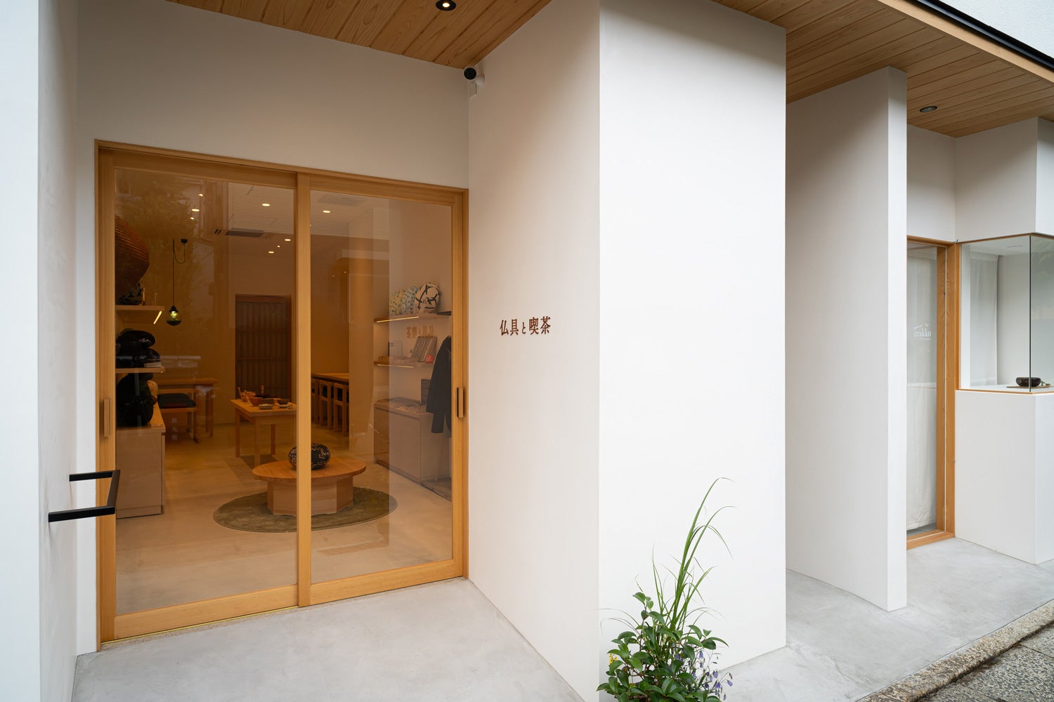 仏具と喫茶外観