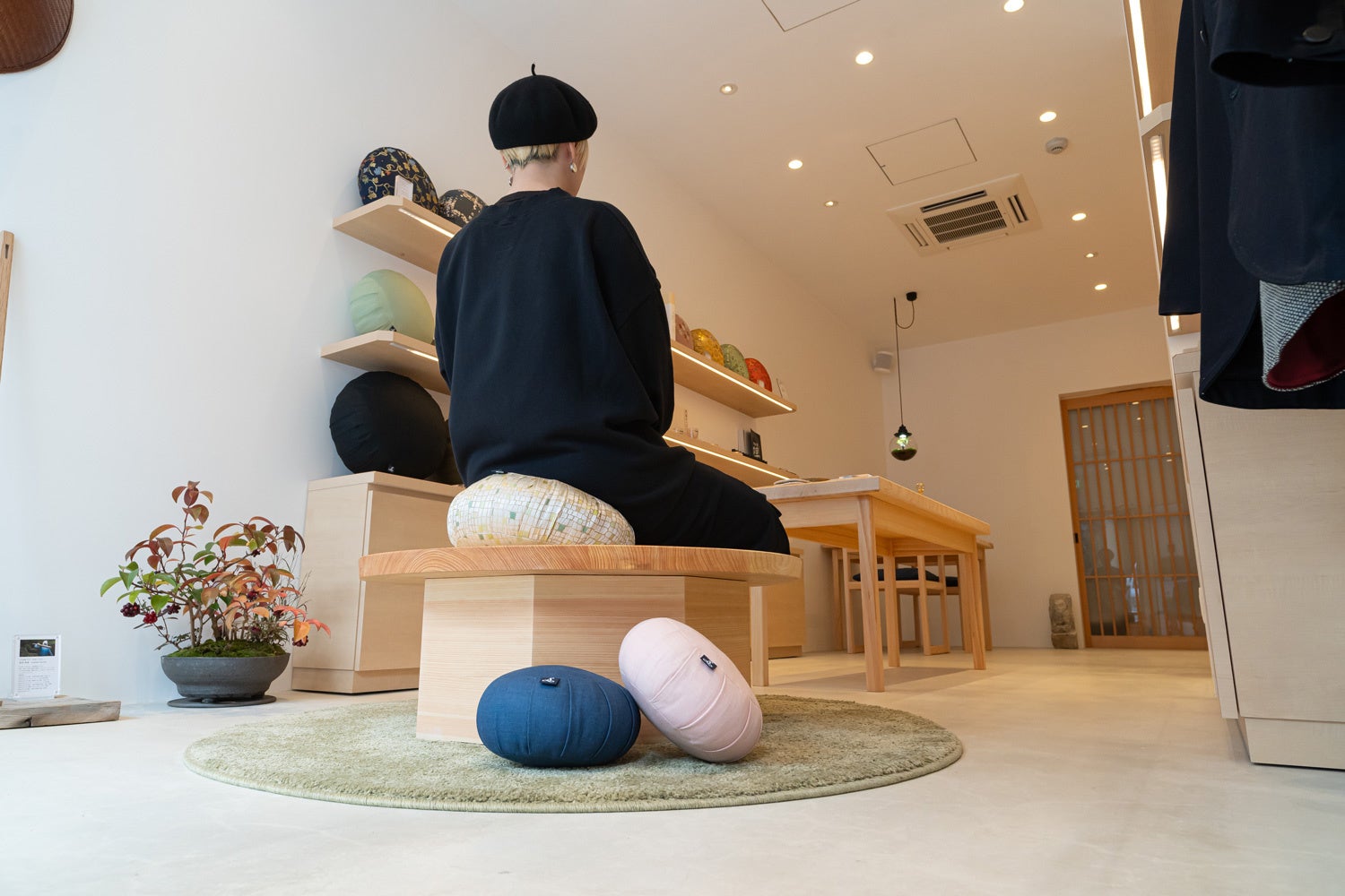 仏具と喫茶店内1