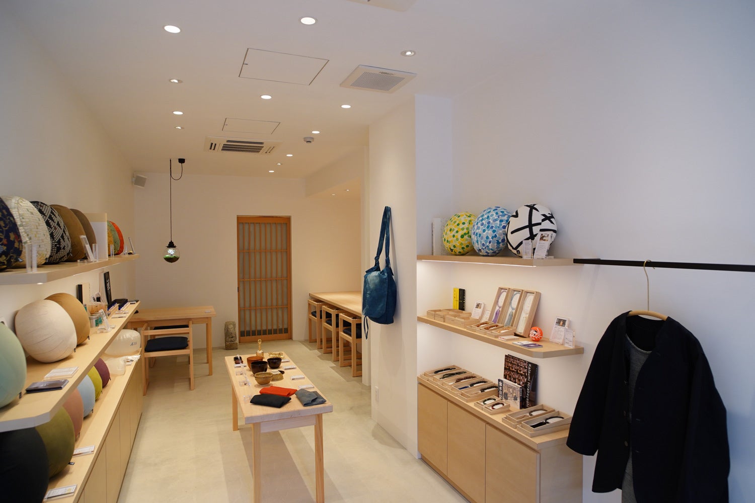 仏具と喫茶店内2