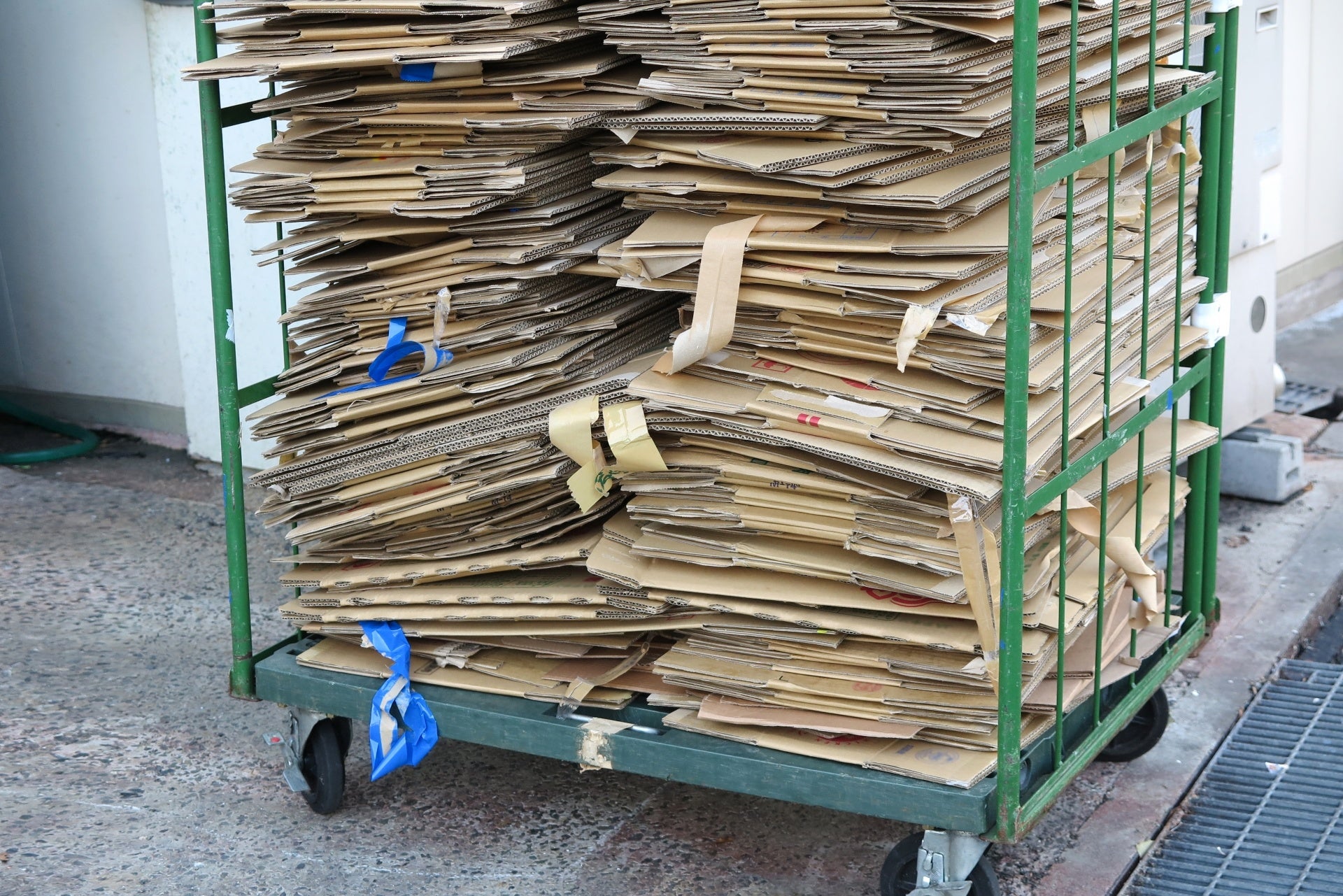 段ボールに付着したまま捨てられているガムテープ