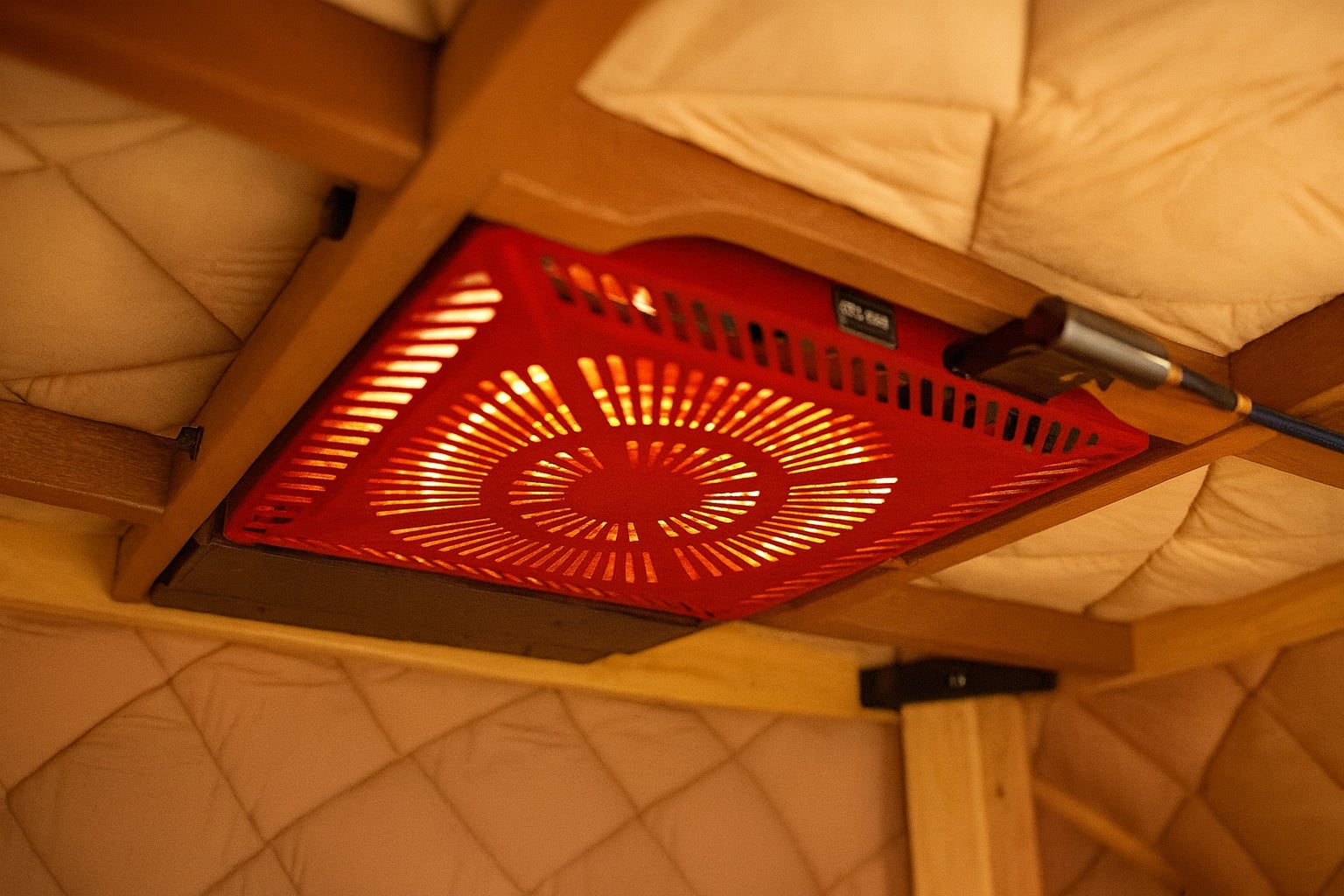 昭和100年記念！懐かしいぬくもりが帰ってきた。赤い光の赤外線コタツ