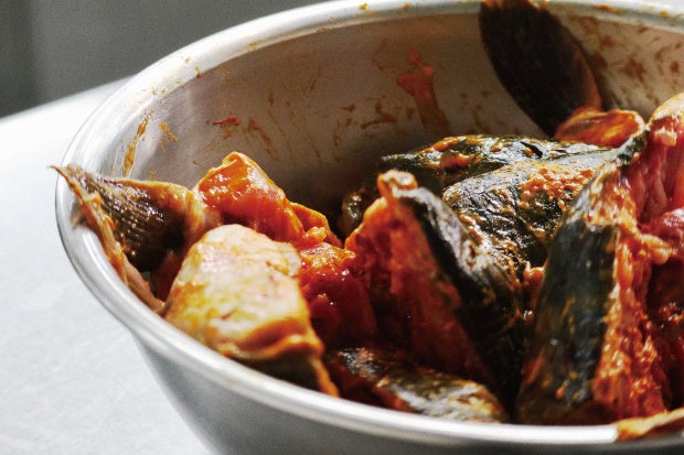 スパイスと塩を揉み込んだ鯉の頭