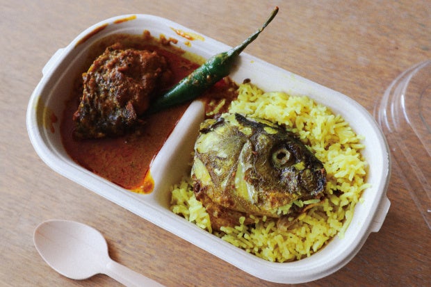 「特製ベンガル鯉カレー（鯉のカリア）」と 「鯉の頭のポラオ（バスマティ米と鯉の頭を使った炊き込みご飯）」