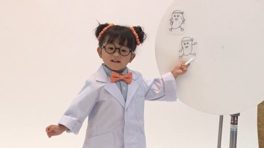 日本一有名な3歳の歌姫 が きくらげの歌 披露の新cm 村方乃々佳ちゃん 白衣姿の ののか先生 に変身 1月25日 火 公開 4歳になって頑張りたいことは ののかちゃんへの特別インタビューも ニチモフーズ株式会社のプレスリリース 日本一有名な3歳の歌姫 が きくらげの歌 披露の新cm 村方乃々佳ちゃん 白衣姿の ののか先生 に変身 1月25日 火 公開 4歳になって頑張りたいことは ののかちゃんへの特別インタビューも ニチモフーズ株式会社のプレスリリース