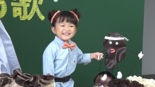 日本一有名な3歳の歌姫 が きくらげの歌 披露の新cm 村方乃々佳ちゃん 白衣姿の ののか先生 に変身 1月25日 火 公開 4歳になって頑張りたいことは ののかちゃんへの特別インタビューも ニチモフーズ株式会社のプレスリリース 日本一有名な3歳の歌姫 が きくらげの歌 披露の新cm 村方乃々佳ちゃん 白衣姿の ののか先生 に変身 1月25日 火 公開 4歳になって頑張りたいことは ののかちゃんへの特別インタビューも ニチモフーズ株式会社のプレスリリース