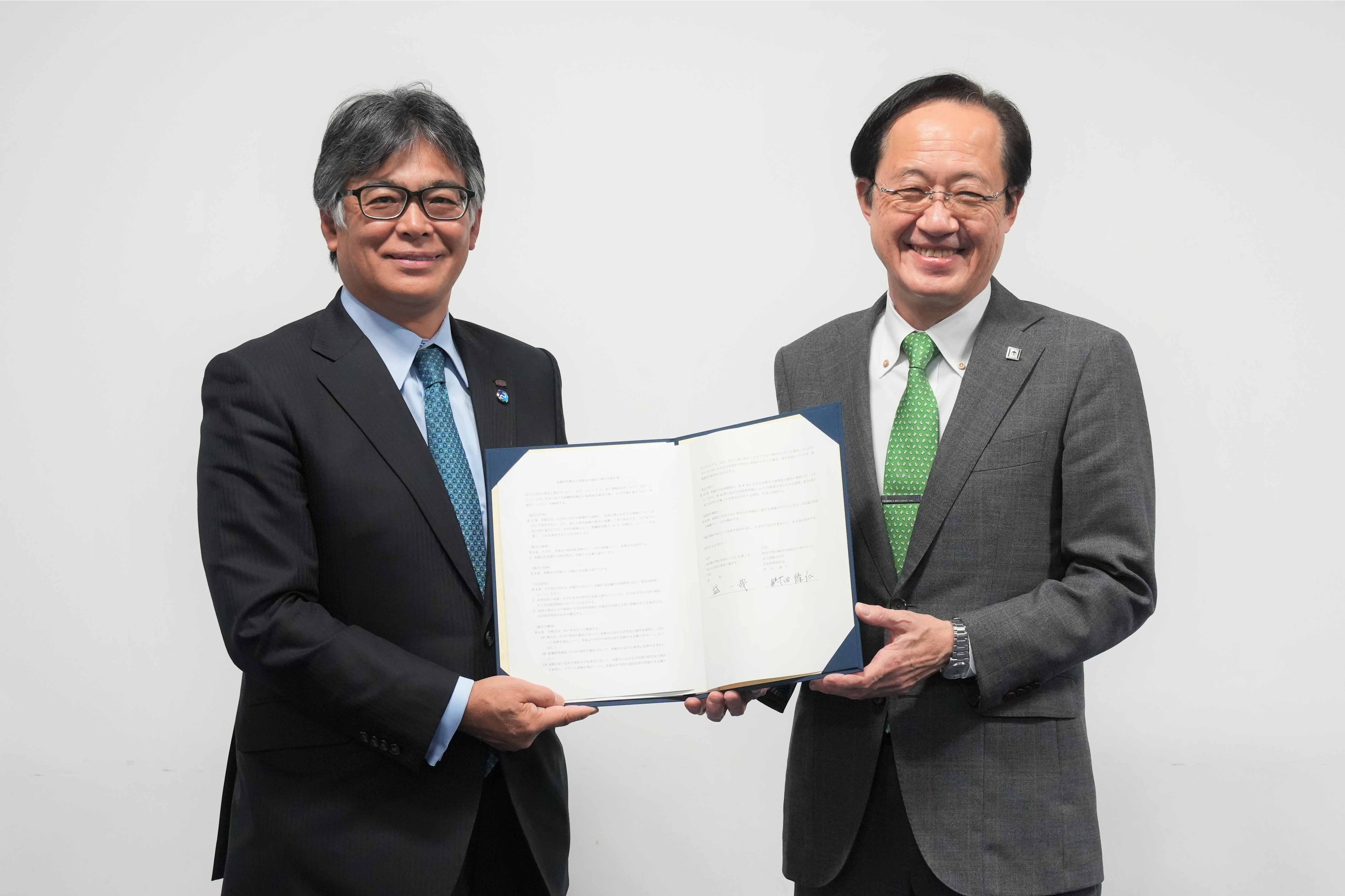 「富士通次世代コンピューティング基盤協働研究拠点」設置について調印した 富士通 代表取締役社長 時田 隆仁（左）と東京工業大学 学長 益 一哉（右） （於 東京工業大学 大岡山キャンパス 2022年10月20日）