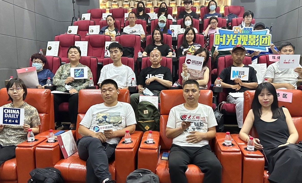 集結した中国メディアの記者