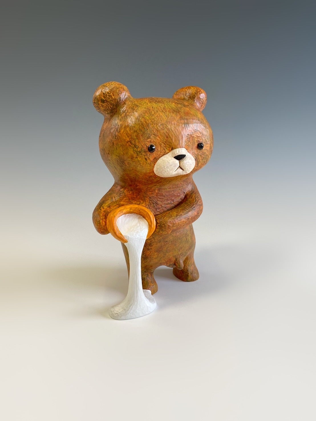 牛乳を注ぐクマ