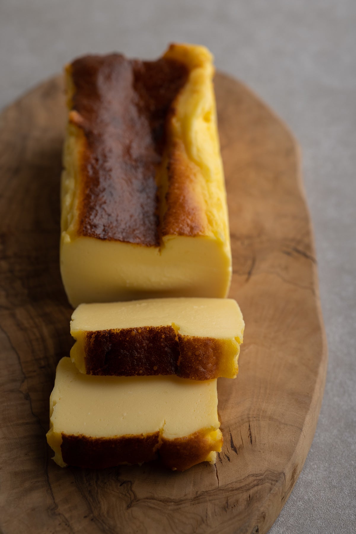 チョコレートは苦手という人にはコレ！　 バスクケーキはバレンタインもホワイトデーも、いつでも人気の一品です。