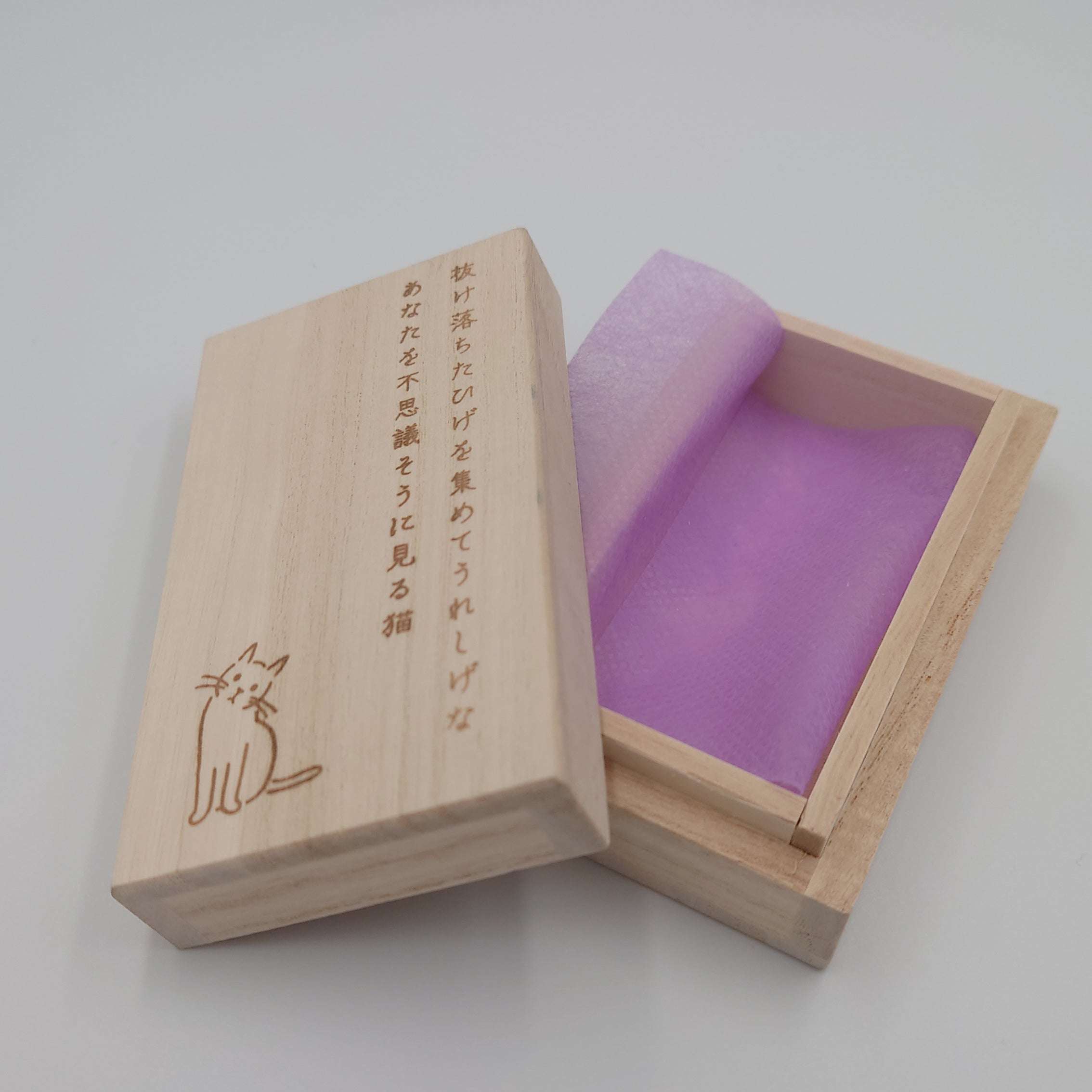 ケースは桐製、短歌とイラストは焼き付け