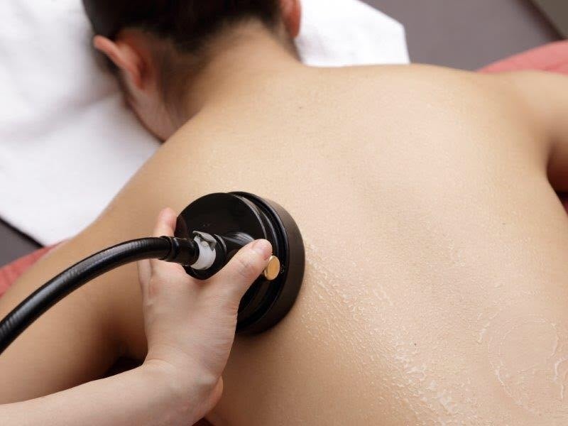 保湿力の高いジェルを使用し、施術します