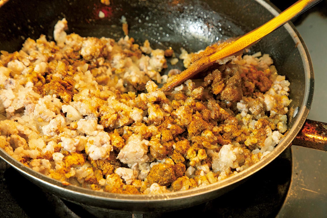 玉ねぎとスパイスだけで、ヘルシーに調理。