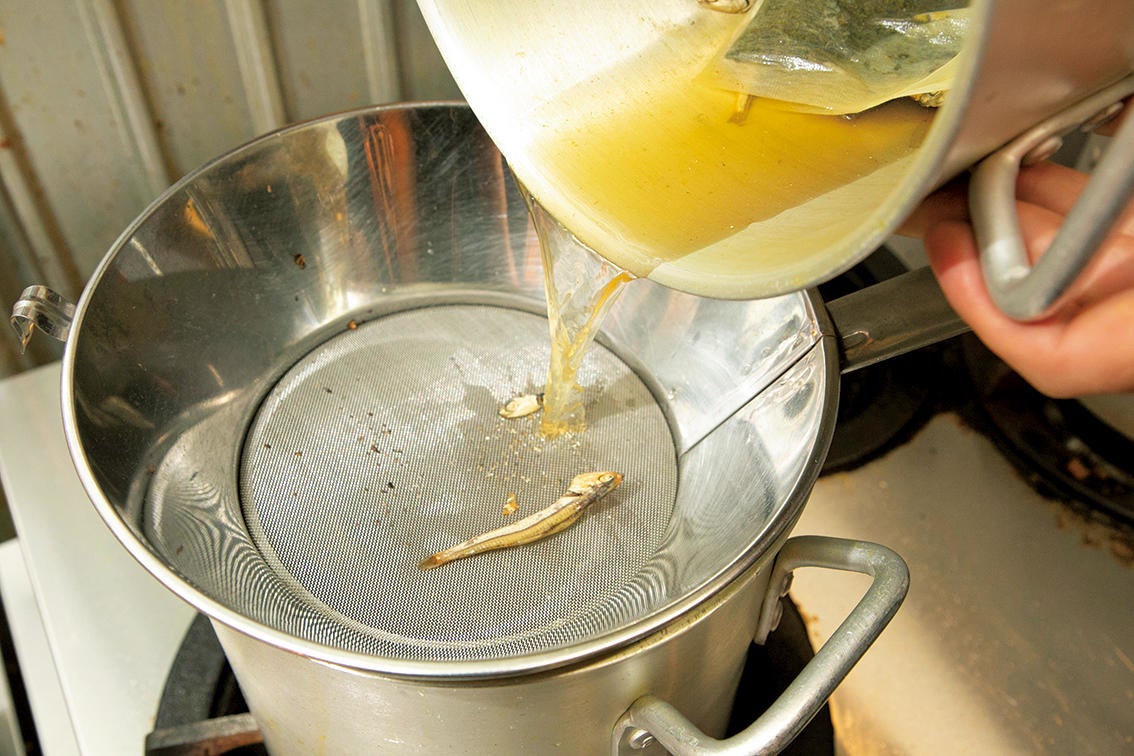 12時間かけて出汁を引きます。