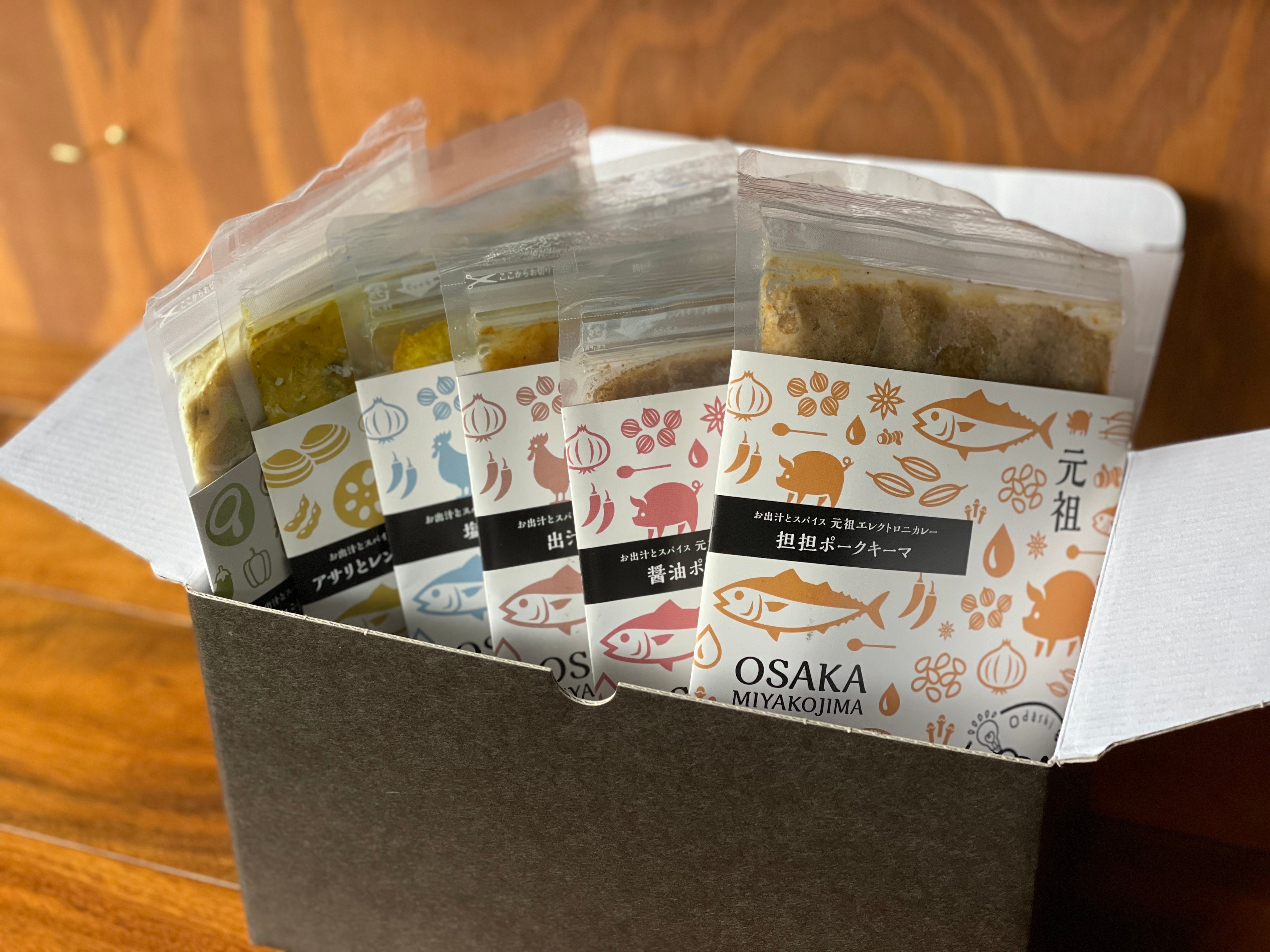 左から、出汁グリーンカレー・アサリとレンコンのクリームカレー・塩チキンキーマ・出汁チキンカレー・醤油ポークキーマ・担担ポークキーマ