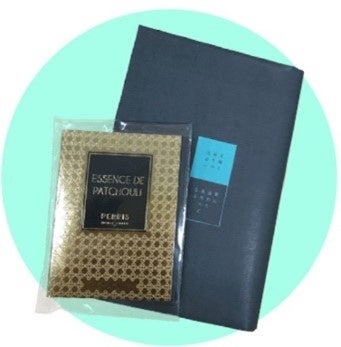 ※文庫とミニ香水の組み合わせの一例です。香水によりパッケージが異なります。