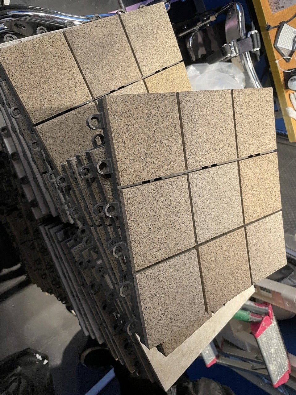 中古の床タイル