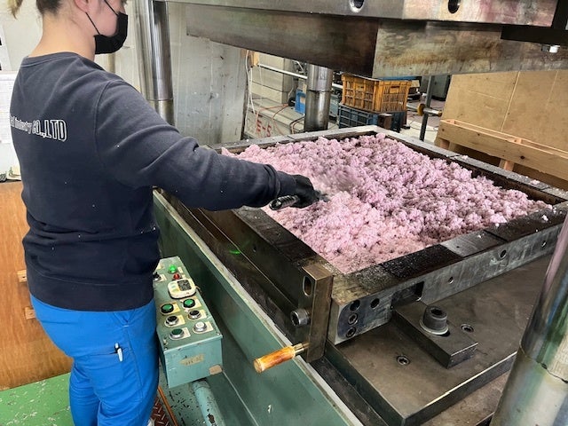 裁断された制服の整形過程の様子