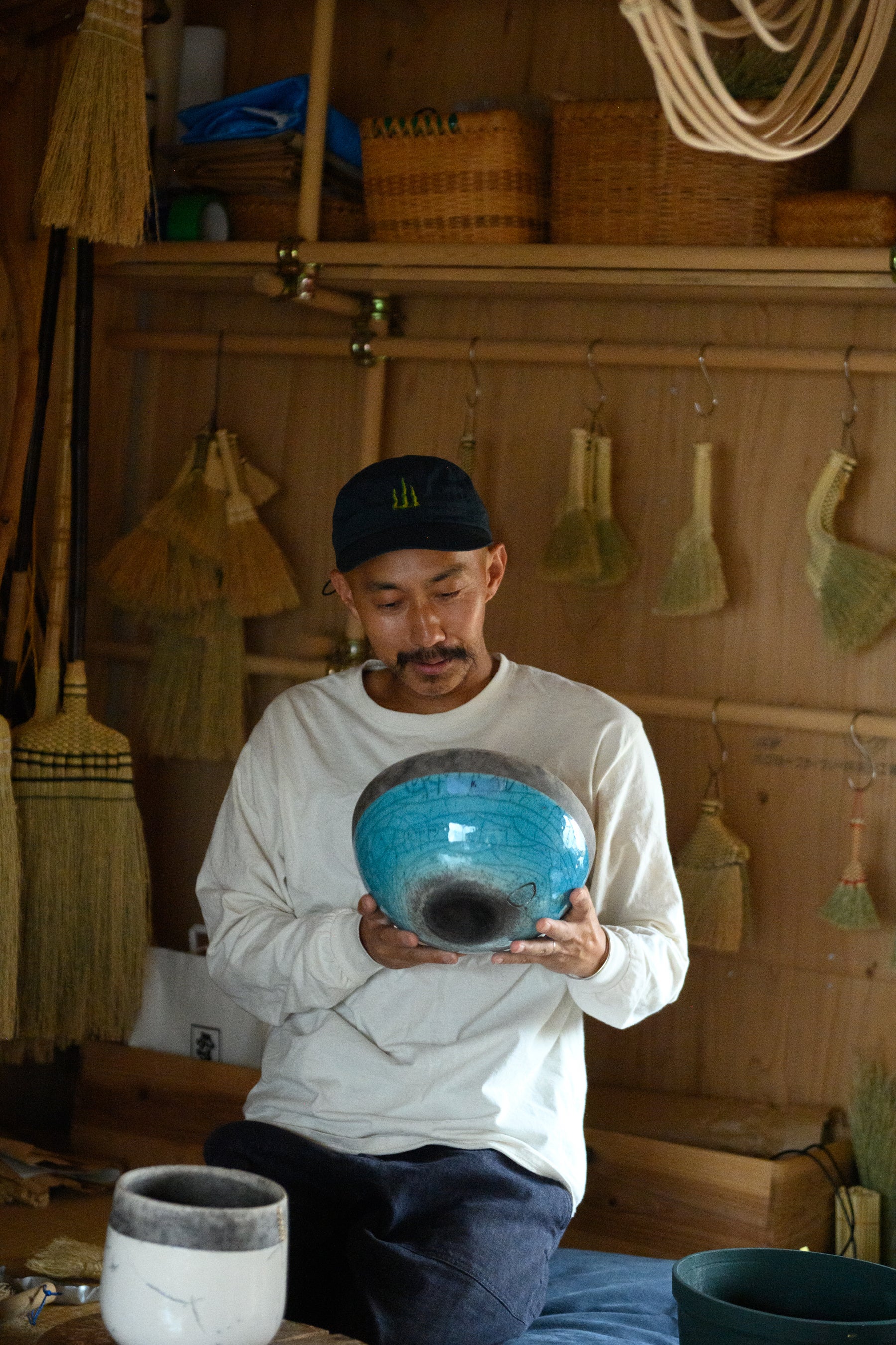 箒・籐巻職人、小林研哉さん