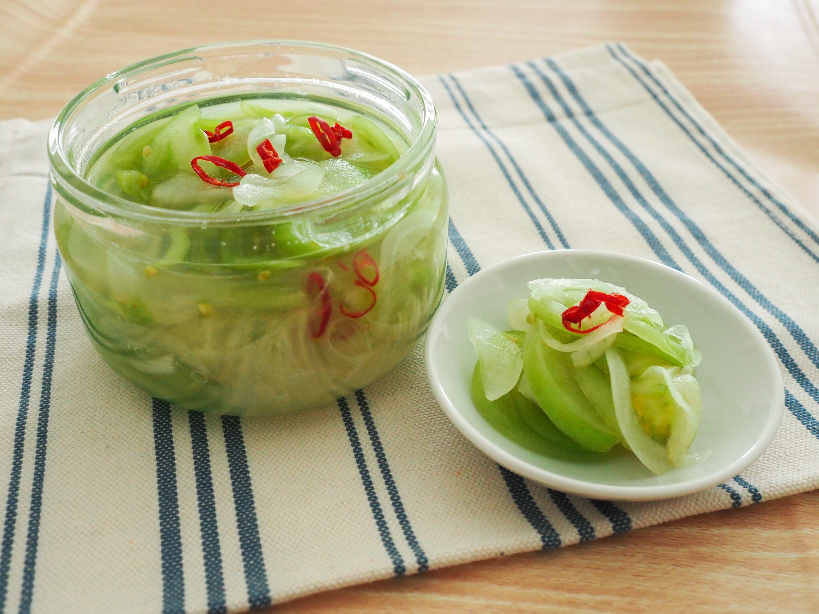 青いトマトならではのしゃきしゃき感がおいしい、付け合わせにぴったり