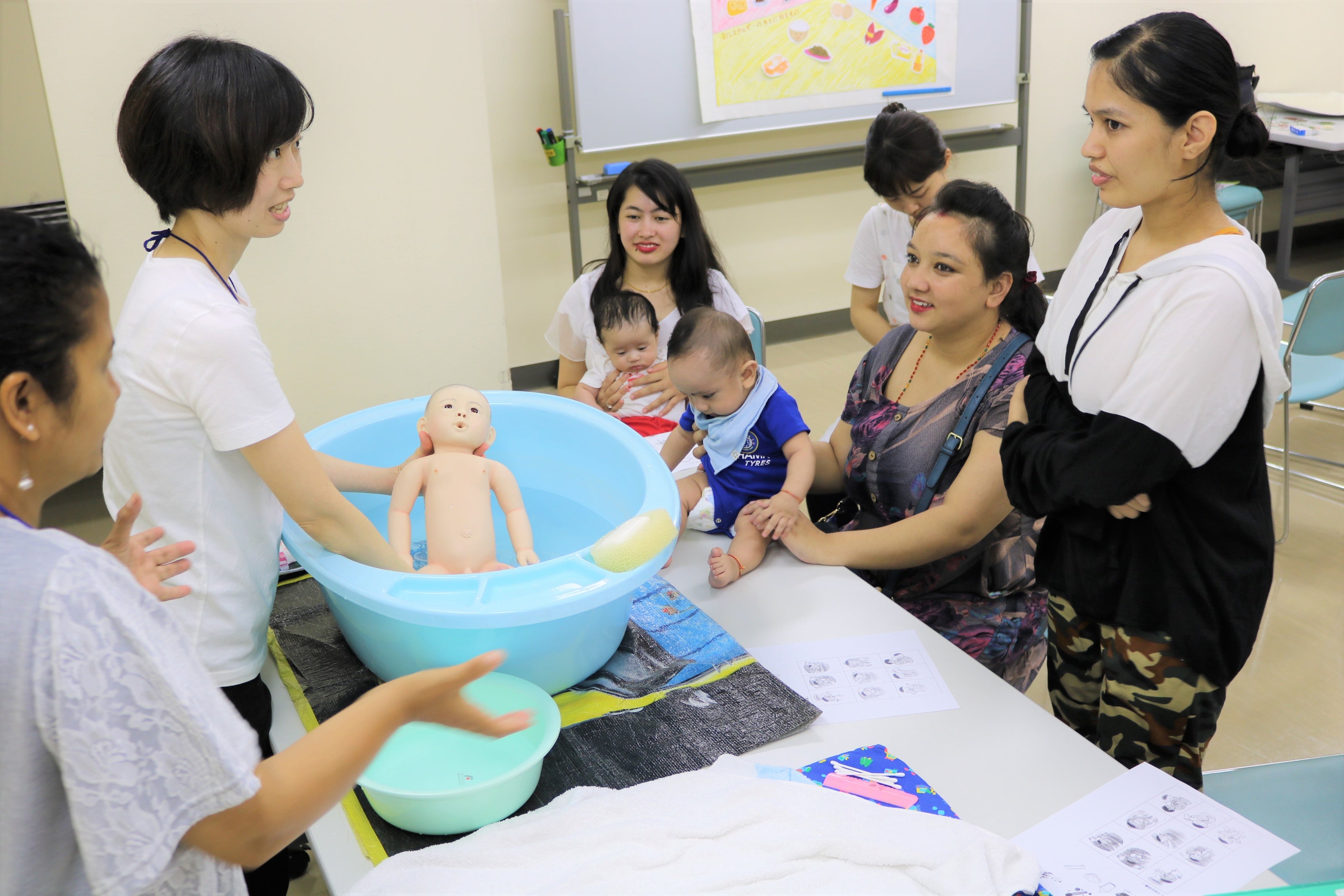 通訳を介して沐浴の説明をしている様子