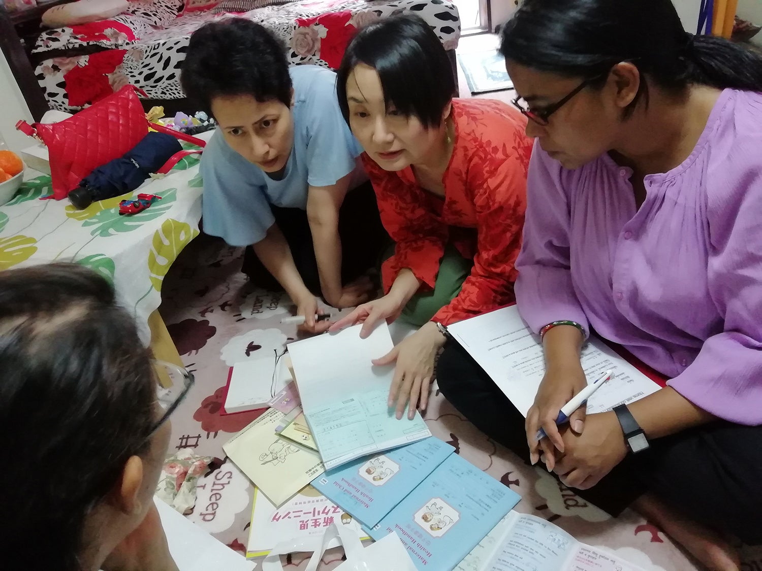 女性普及員と外国人妊婦宅を訪問中の山本氏