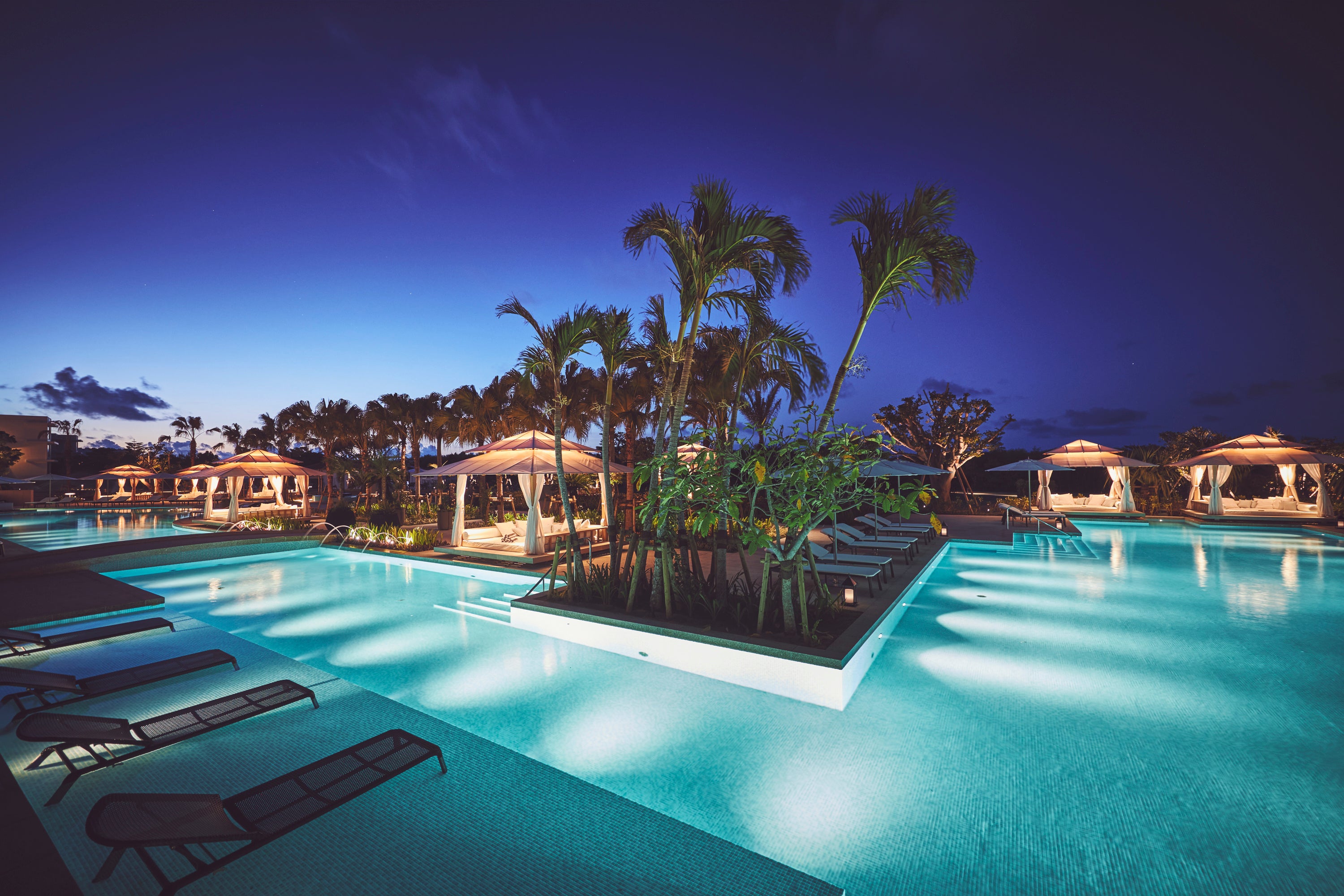 「ナイトプール with ペリエ ジュエ」の舞台になる、2020年新設のサンセットプール。プールサイドには、ラグジュアリーなカバナ（テントスタイルのプライベートスペース）が点在し、リゾート気分を演出。