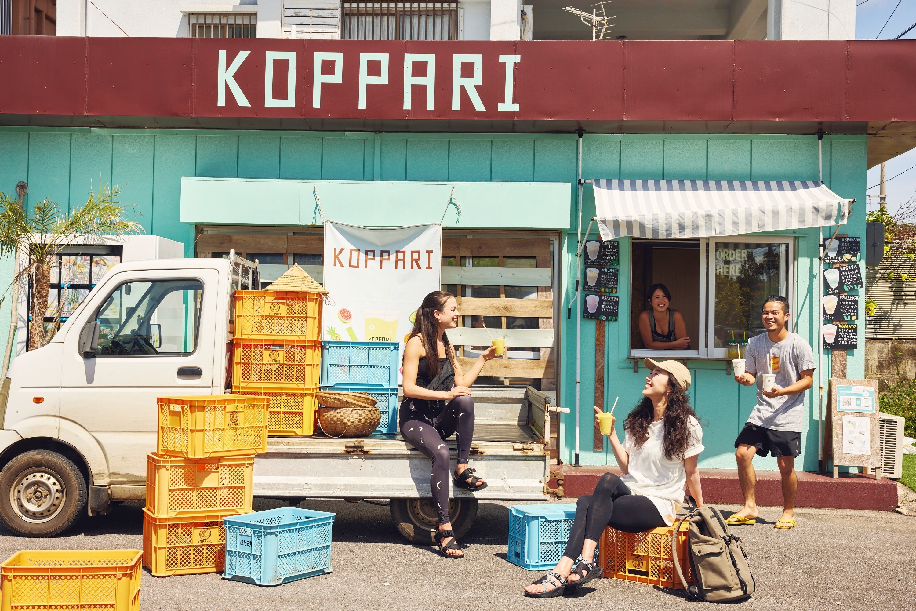 石垣島では「KOPPARI」のスムージースタンドなどローカルのお店巡りも
