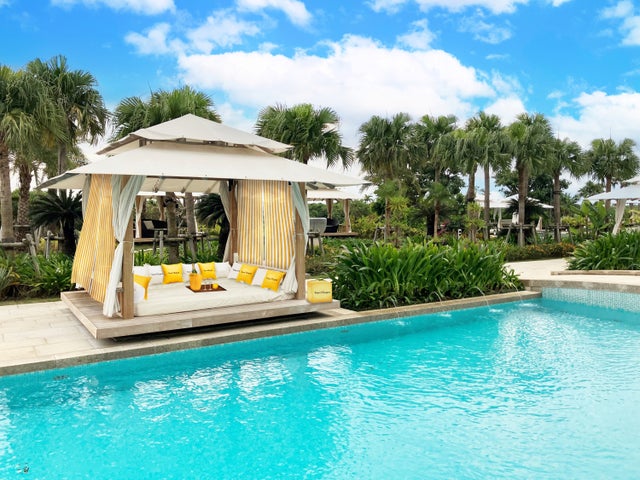 ヴーヴ・クリコとモエ・エ・シャンドンの同時コラボ!石垣リゾートでプールエリアイベント開催 ヴーヴ・クリコとモエ・エ・シャンドンの同時コラボ!石垣リゾートでプールエリアイベント開催