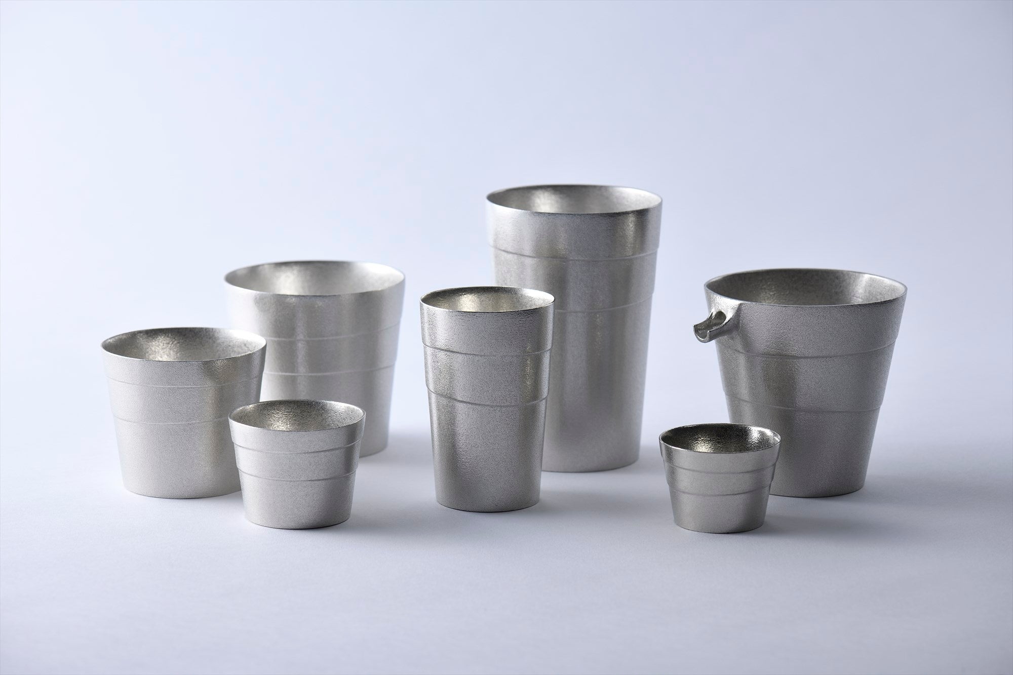 銀雅堂・錫鋳物の器シリーズ「静波」より、新商品「錫板」を