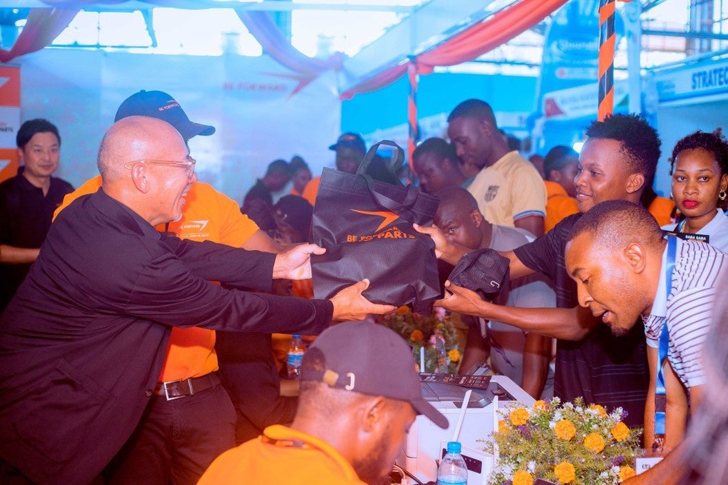 山川より来場者へ当社のグッズを配布する様子