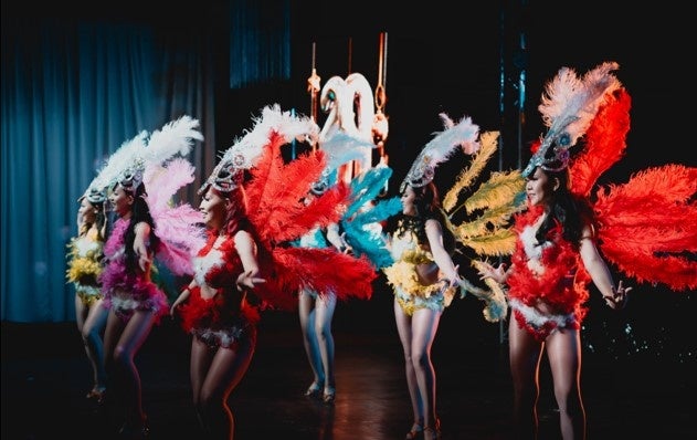 現地のアーティスト達による演出