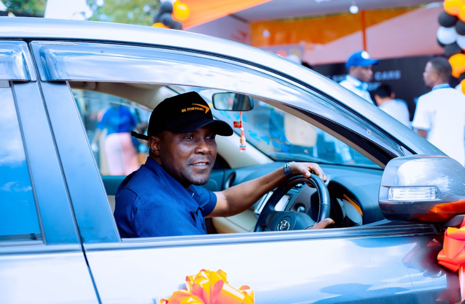 フリーカーキャンペーン贈答セレモニーの様子