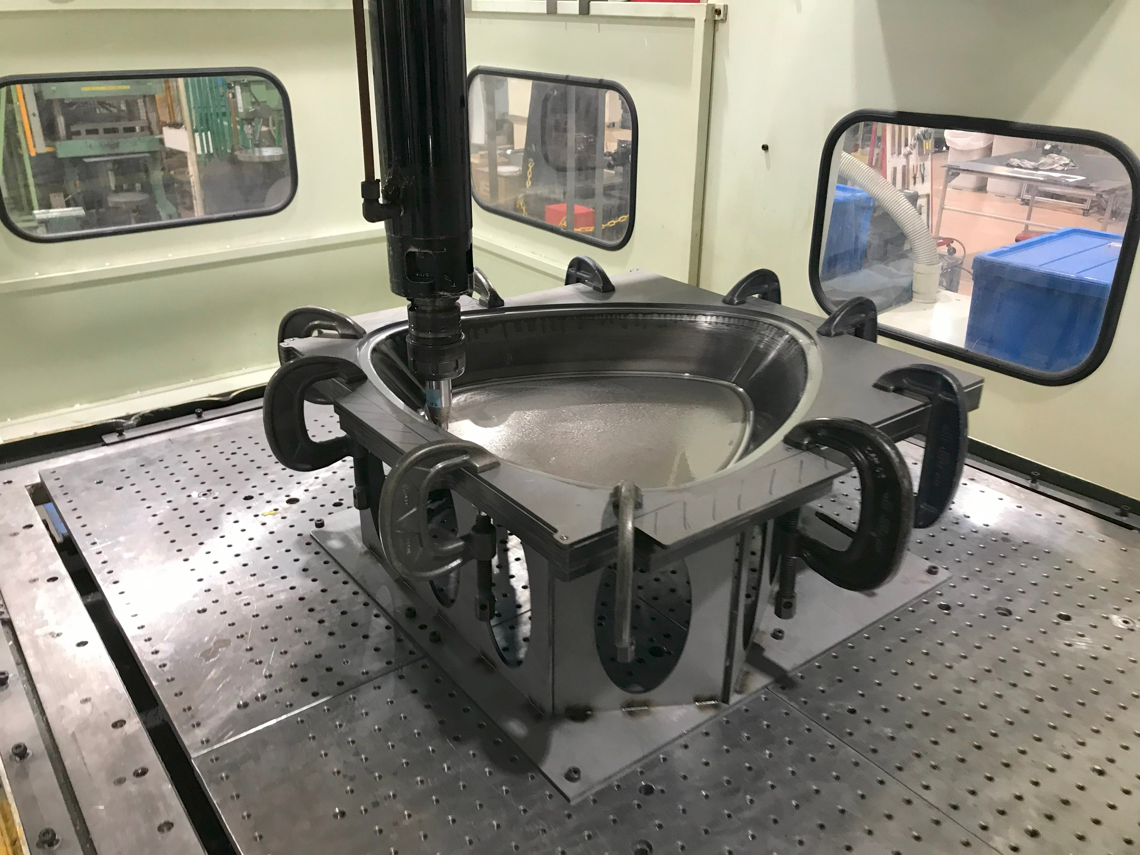 逐次成形の様子（画像提供：富士工業株式会社 ディモールド事業推進部）