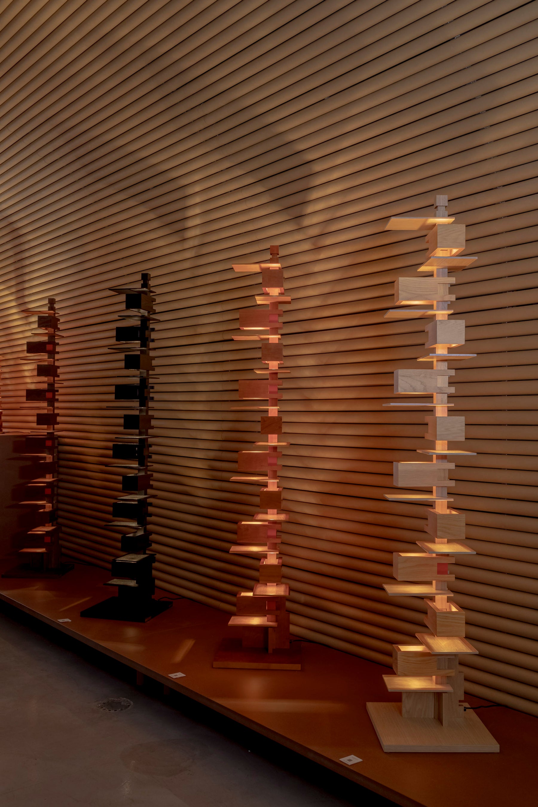 メイン通路では、TALIESIN 2, 3, 4 を展示。  紙管のトンネルにTALIESIN の光が反射する  ことで、幻想的な空間を生み出しました