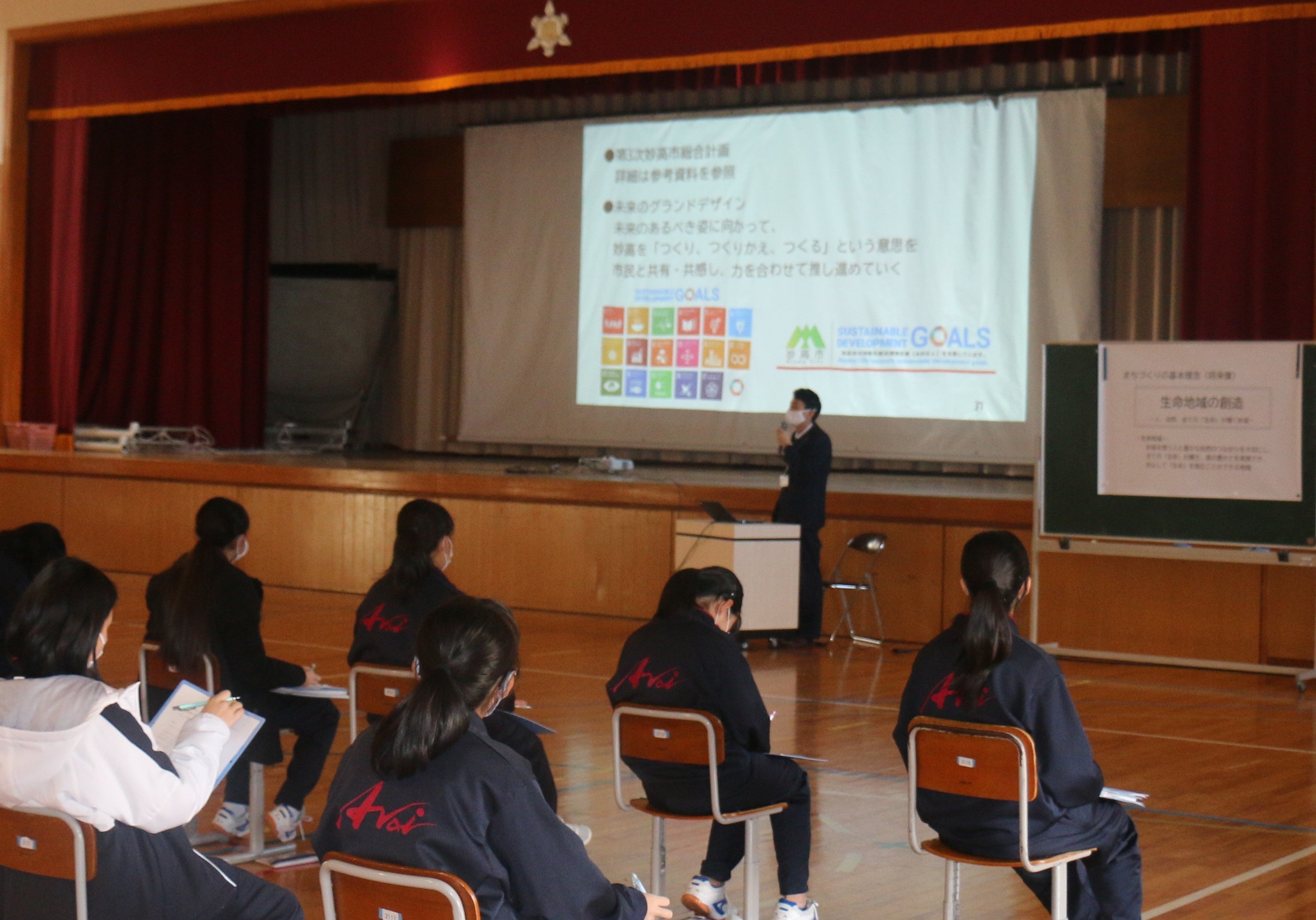 SDGsを学ぶ中学生