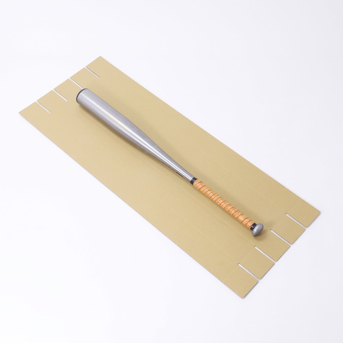 ダンボール板に「切り込み」と「折れ線」を入れただけ