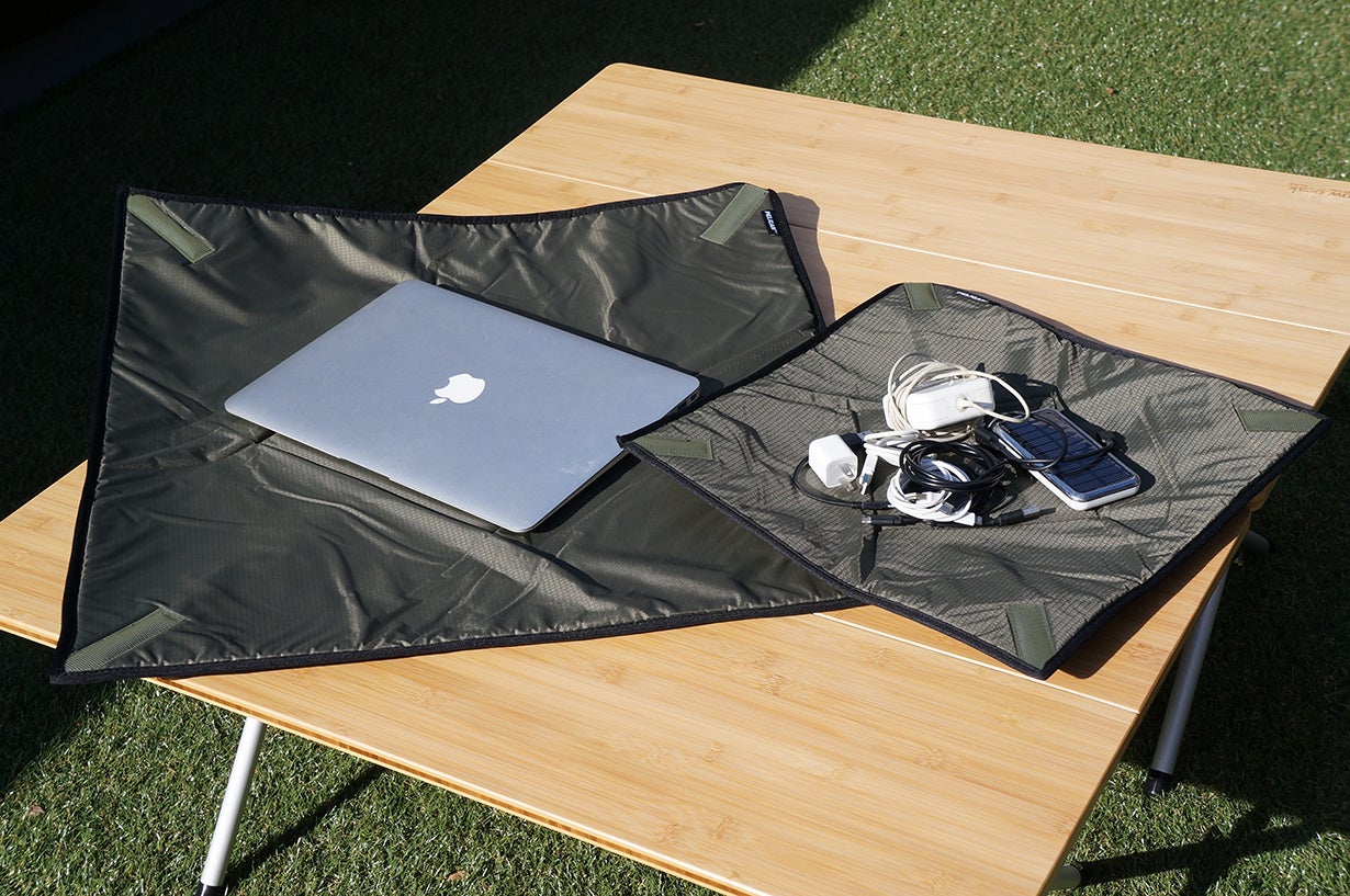 ラージはノートPCにスモールはモバイルバッテリーやケーブルなどの取りまとめに