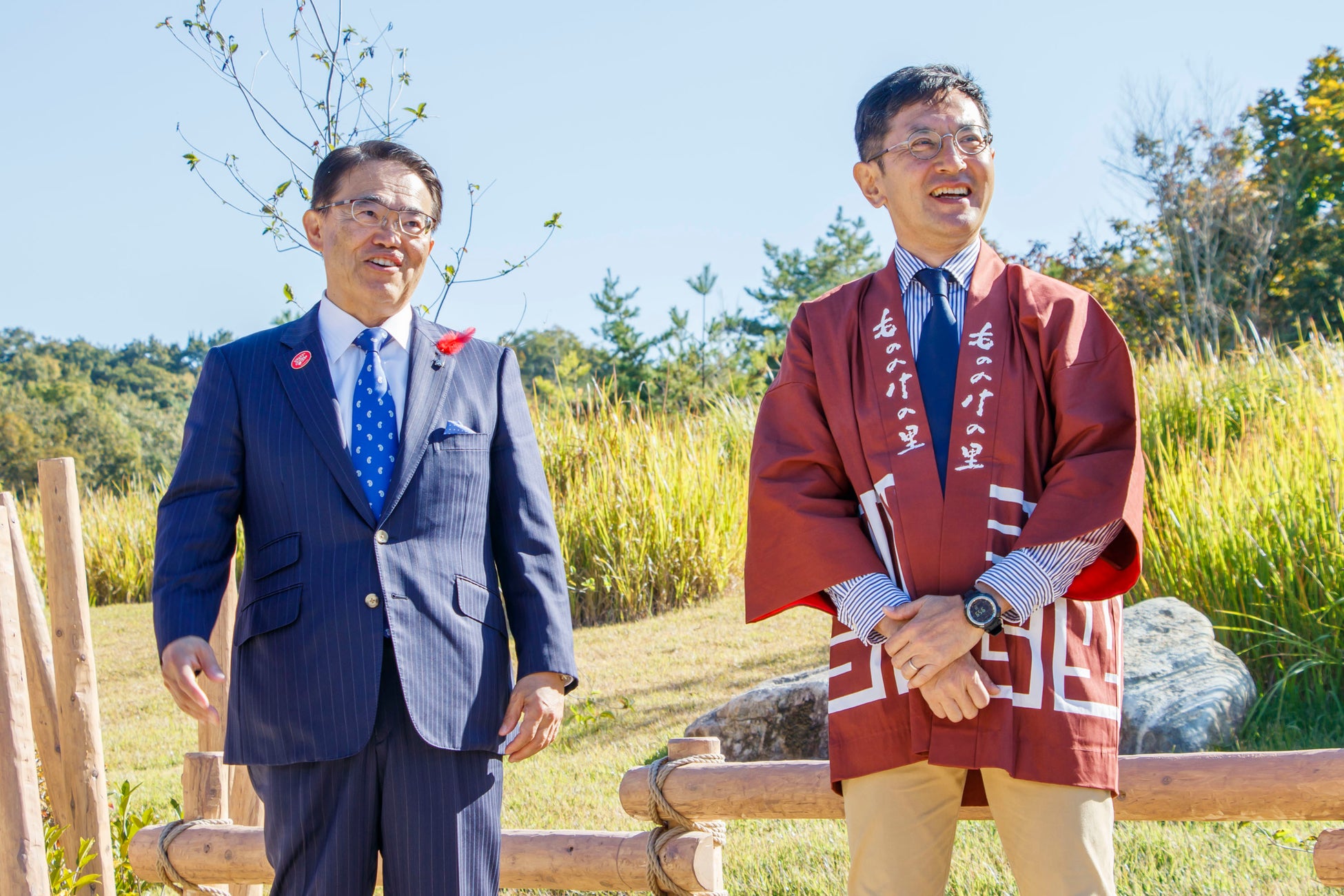 エリアの入口ゲート前で来場者を出迎える 大村秀章知事(左)と宮崎吾朗監督(右)