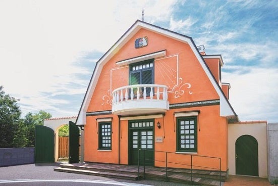 青春の丘の「地球屋」正面 © Studio Ghibli