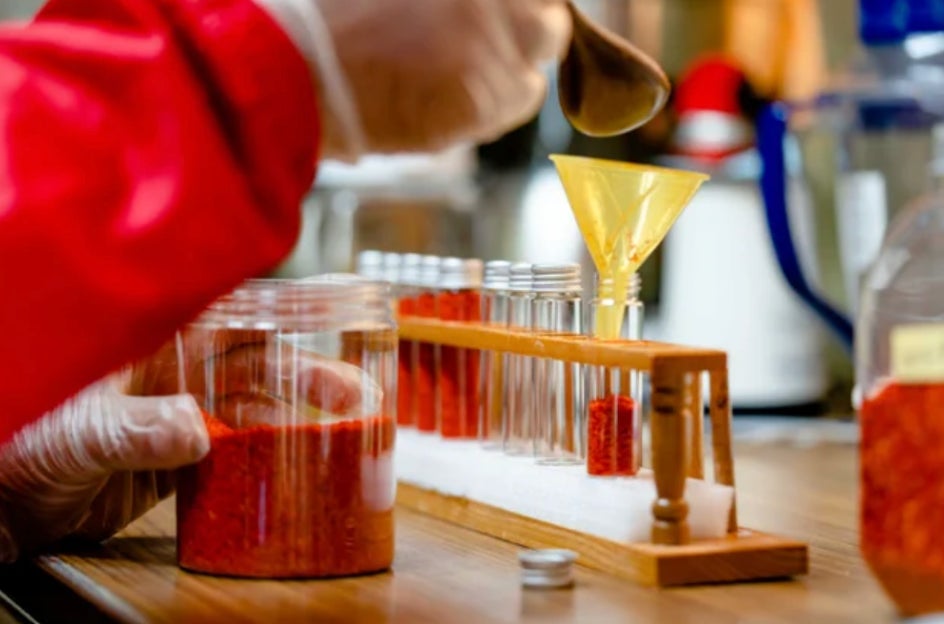 TAKIAMA Yellowと比べて約2倍辛い、80,000SHUの一味唐辛子が、1KAKU 「MIHARAKARAKO(以下、三原辛子)」