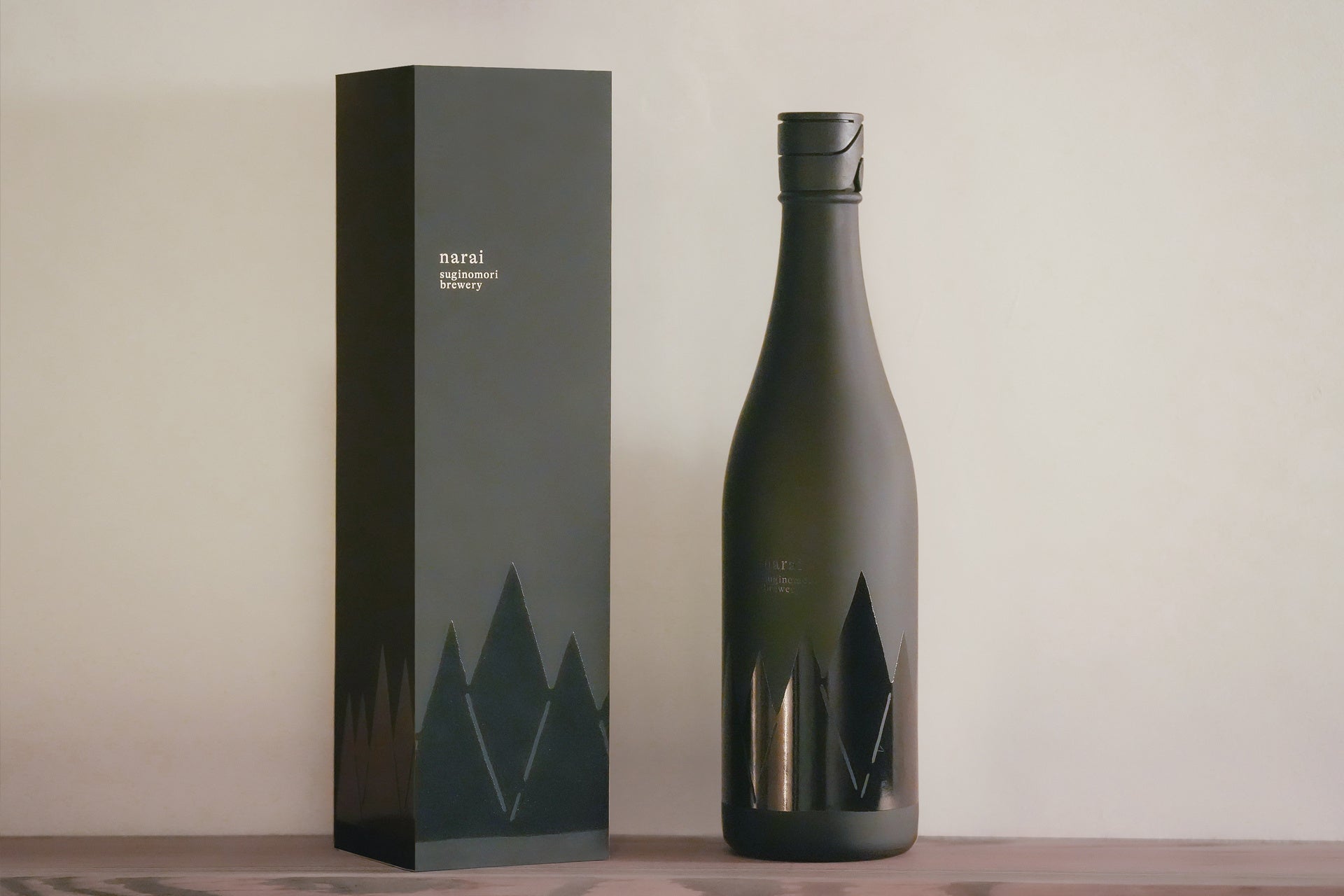 日本酒 naraiと新たに制作されたギフトボックス、各酒販店にてお取り扱いいただいております