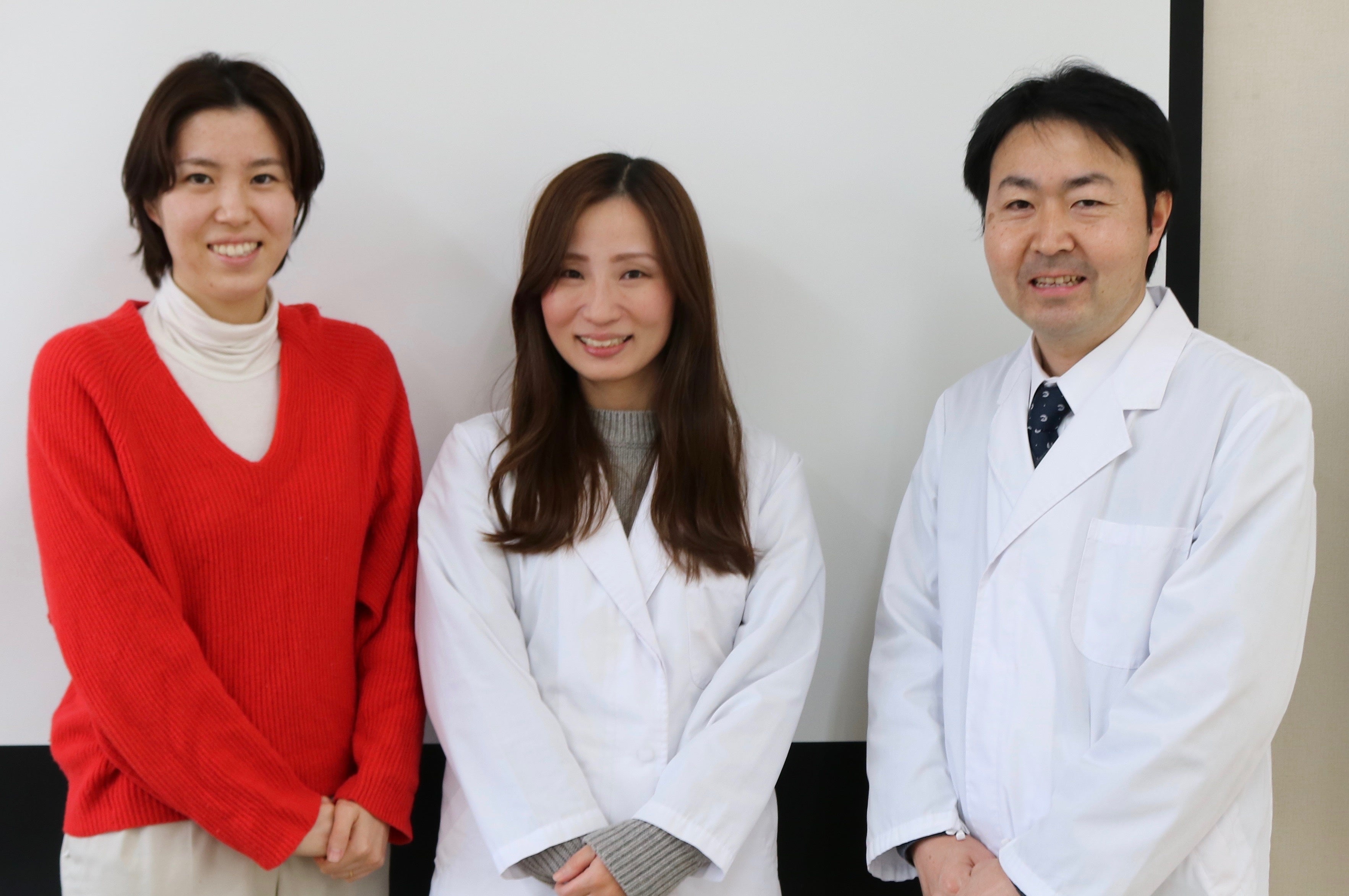  (左から)商品開発室 佐藤汐里、商品開発室課長 早田文子、発酵技術研究所長 梅﨑宗
