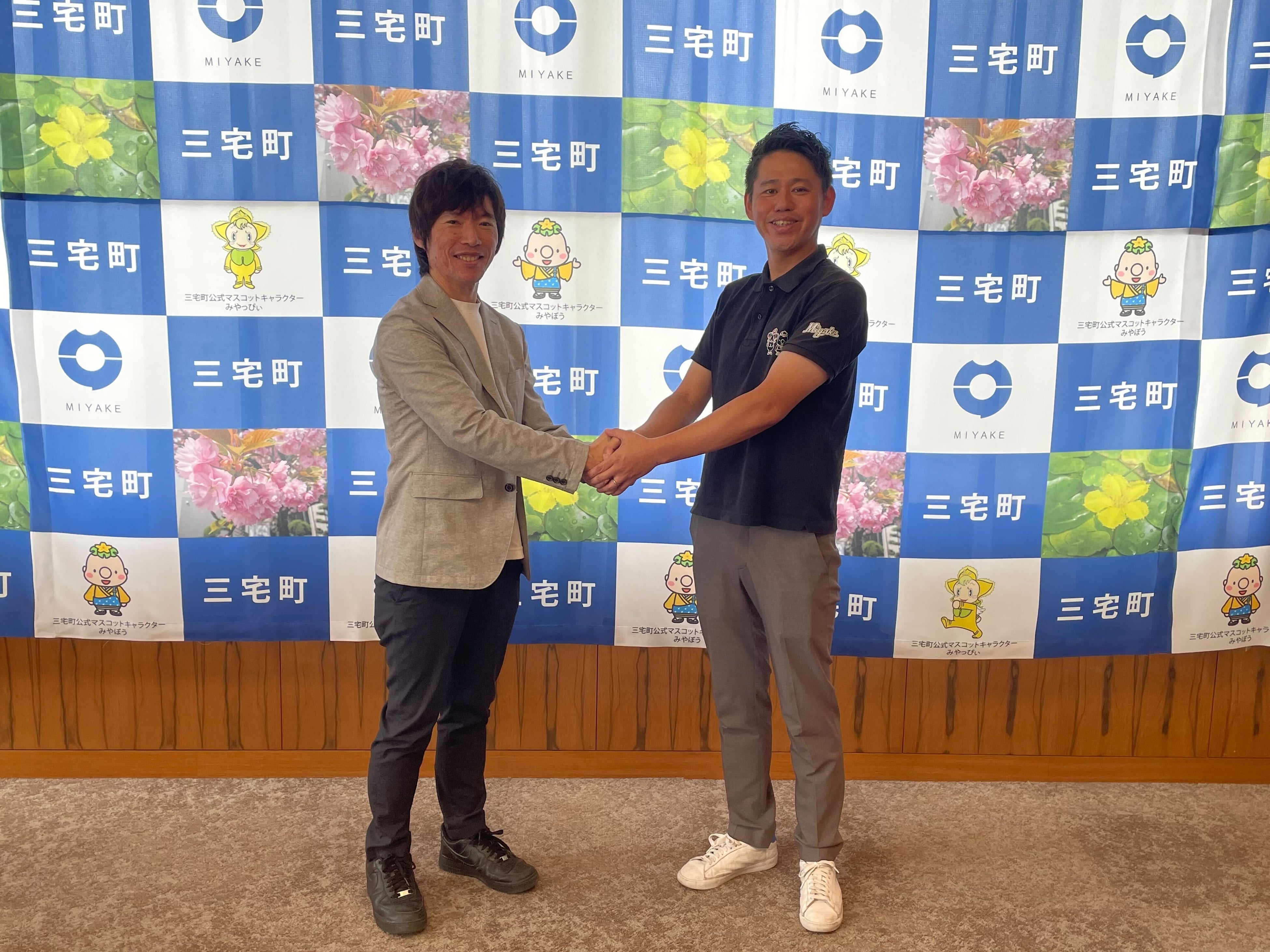 左よりCreww株式会社 代表取締役 伊地知 天、三宅町 町長 森田 浩司 氏