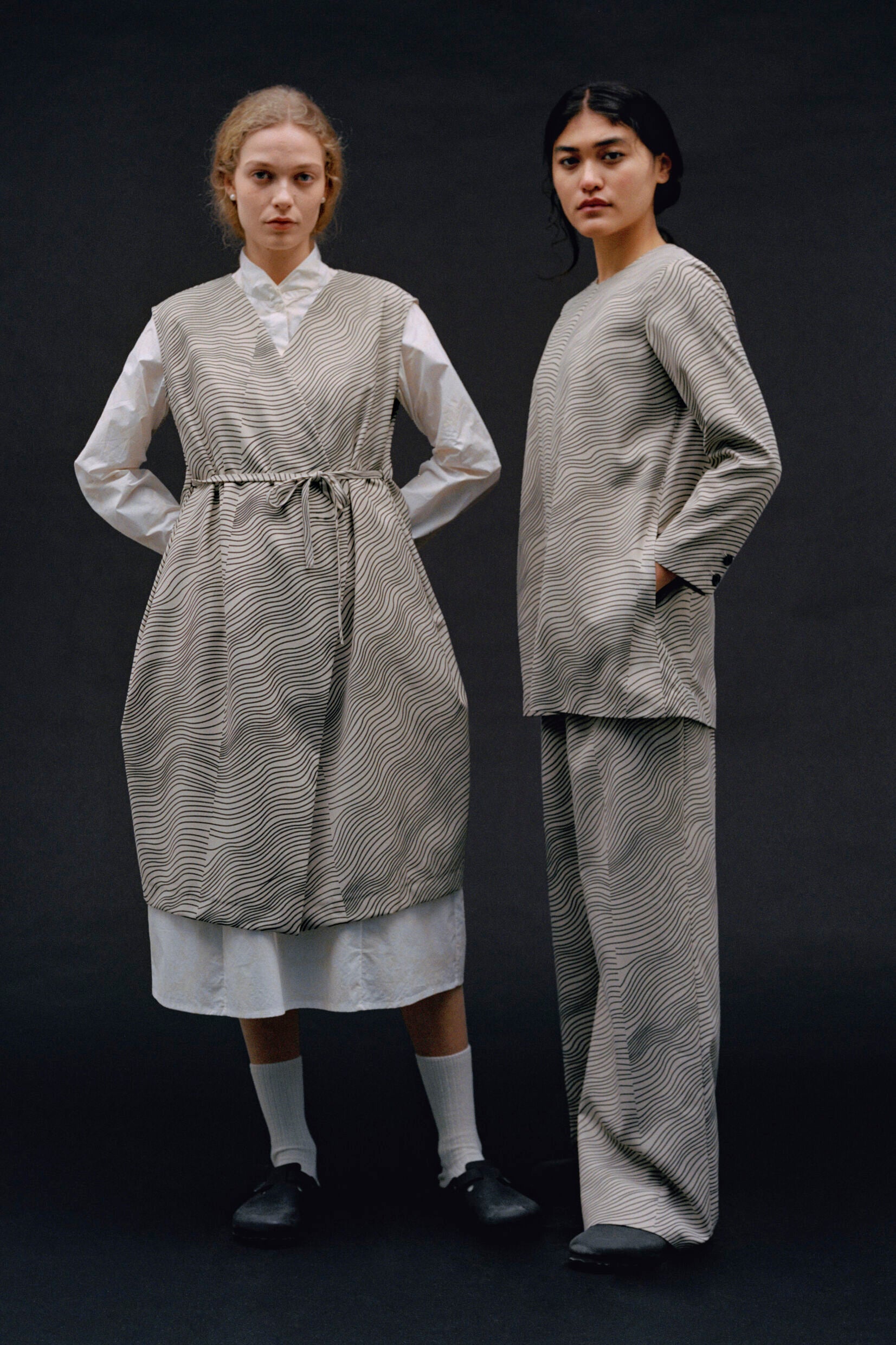 （左）ラップドレス 70,400円　（右）トップス  67,100円、パンツ 参考商品　   