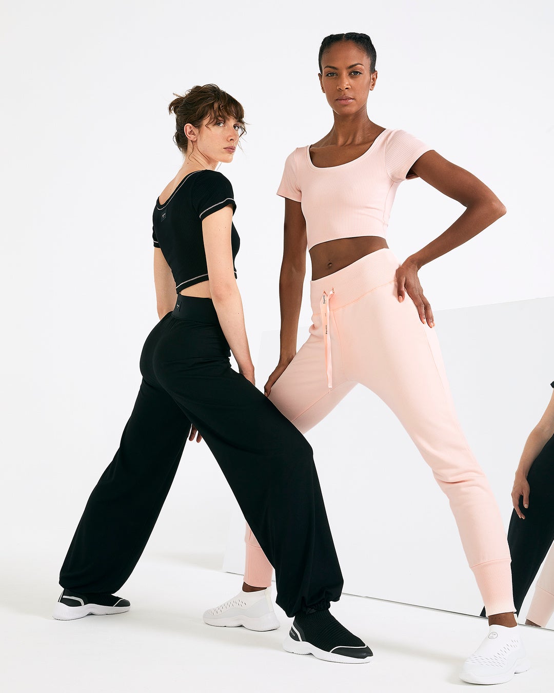 トップス 各18,700円、パンツ 左から 24,200円、26,400円