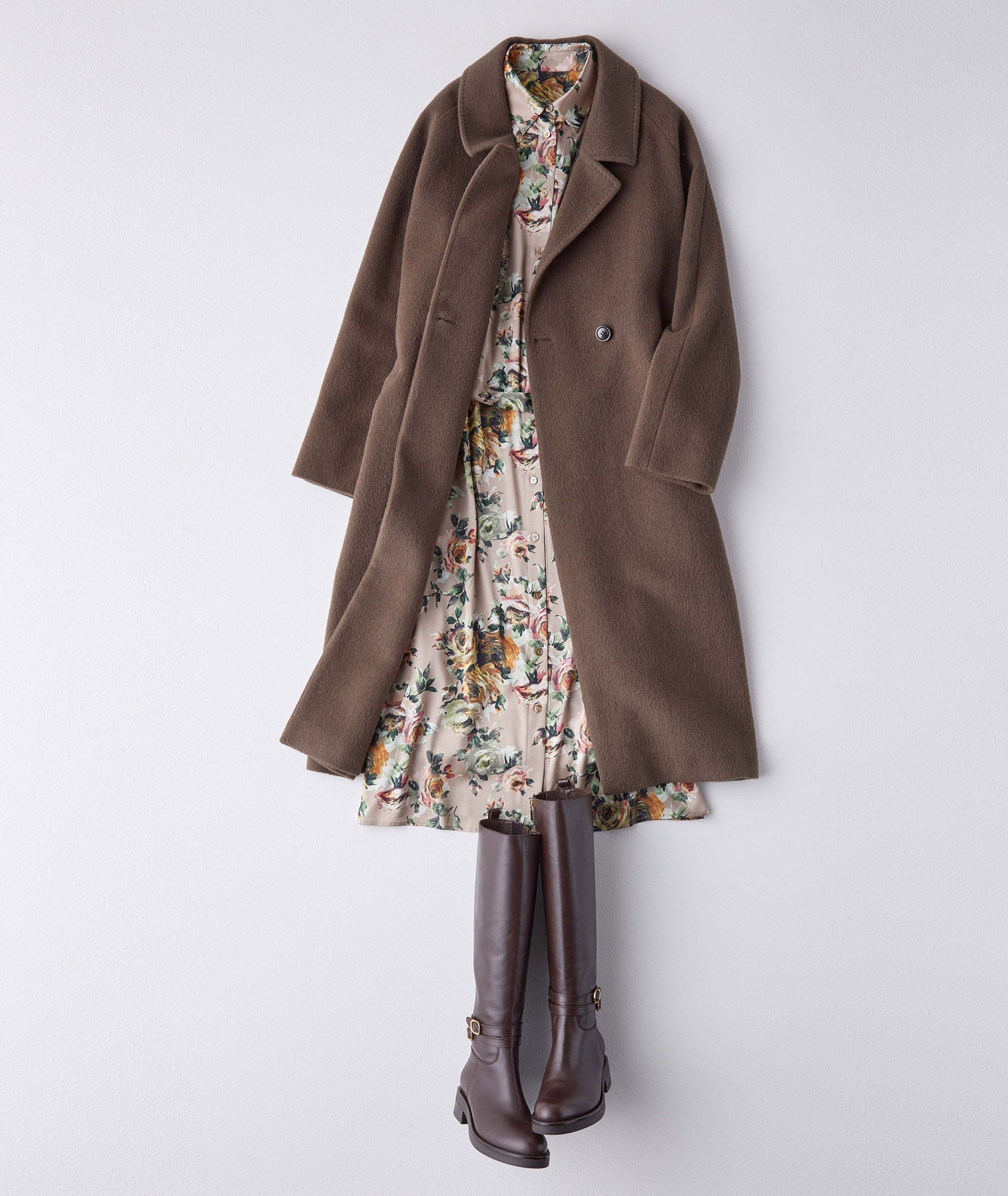 Coat 132,000円（消費税込)、Dress176,000円（消費税込）